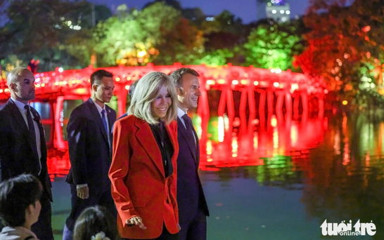French president, his spouse stroll around Hoan Kiem Lake in Hanoi