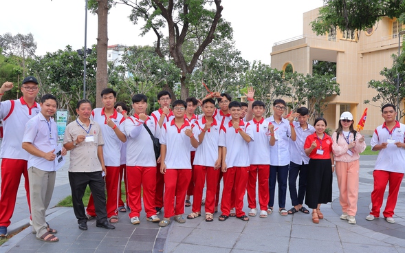 Học sinh Trường THPT Nguyễn Hữu Thọ tham gia lớp học mở, truy tìm kho báu tri thức
