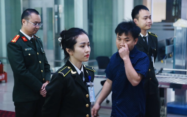 Dùng VNeID làm thủ tục tại sân bay Nội Bài và sân bay Tân Sơn Nhất ra sao?