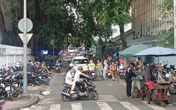 Lấn chiếm vỉa hè ngay trước camera giám sát vì biết thời gian lực lượng chức năng làm việc?