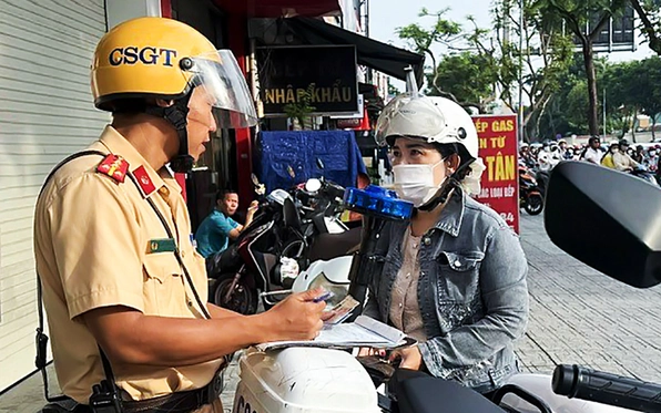 Thấy đường đông nên chạy xe lên vỉa hè để đi nhanh hơn?