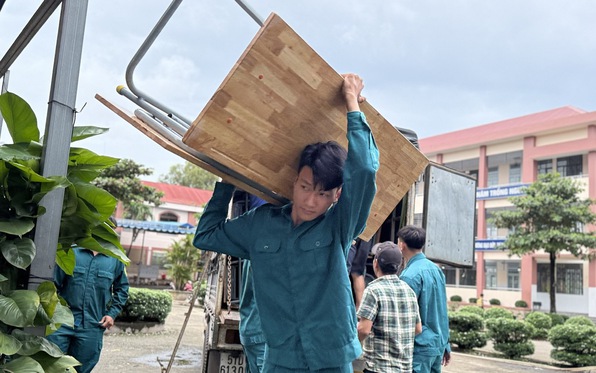 Sau chỉ đạo của Chủ tịch TP.HCM, trường học tại phường Vĩnh Tân đã có bàn ghế mới
