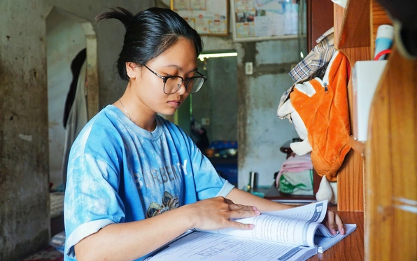 Mong tựa vào cha nhưng cha cũng mất, đành nghỉ học nuôi em rồi quay lại trường và đậu đại học