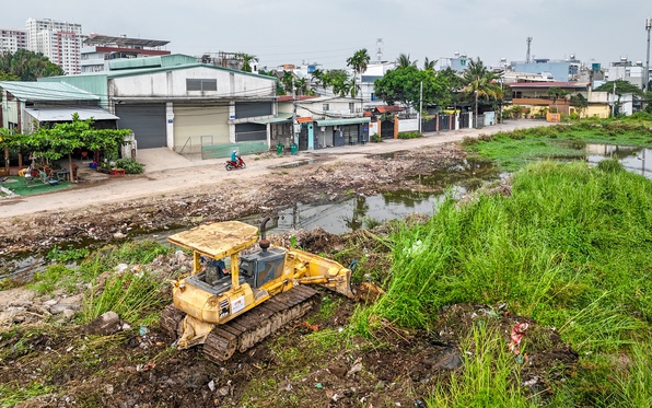 2,7km vành đai 2 TP.HCM tái khởi động, máy móc rầm rộ sau hơn 5 năm chờ đợi