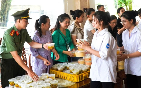 Bữa cơm gia đình ấm áp yêu thương dành cho các sĩ tử xã đảo xa nhà ngày thi tốt nghiệp