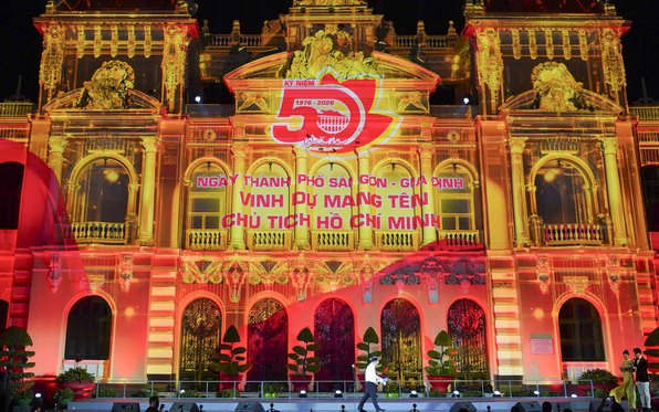Hàng ngàn người mãn nhãn với đêm trình diễn 3D mapping mừng 50 năm thành phố mang tên Bác