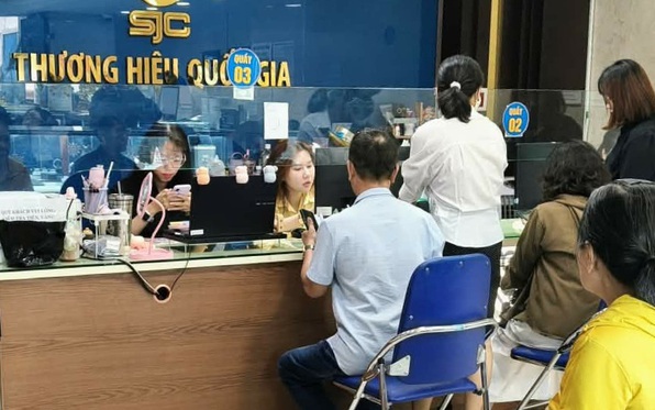 Giá vàng giảm mạnh, nhiều người tranh thủ 'bắt đáy'