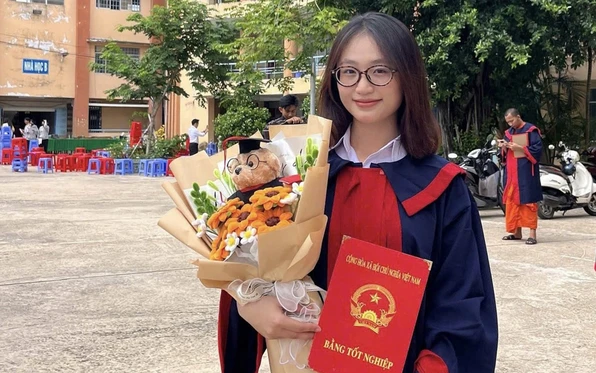 Nữ sinh trở thành "bờ vai nhỏ” cho gia đình