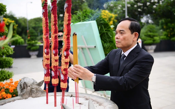 Bí thư Trần Lưu Quang cùng lãnh đạo TP.HCM dâng hương tưởng niệm Chủ tịch Hồ Chí Minh, các Anh hùng liệt sĩ