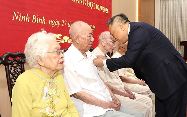 Chủ nhiệm Ủy ban Kiểm tra Trung ương trao Huy hiệu 80 năm tuổi Đảng cho đảng viên lão thành tại Ninh Bình