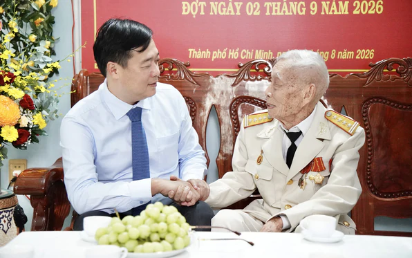 Lãnh đạo Thành ủy TP.HCM trao Huy hiệu 80 năm tuổi Đảng đến đảng viên cao niên