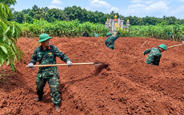 Tìm kiếm liệt sĩ có khắc tên 'NGUYỄN KIẾN' và nhóm 10 đặc công tại đồn Dốc Miếu