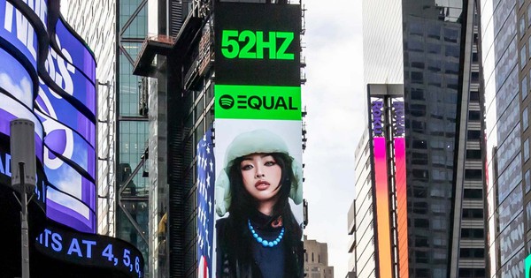 52Hz bất thình lình xuất hiện trên quảng trường Thời Đại New York ...