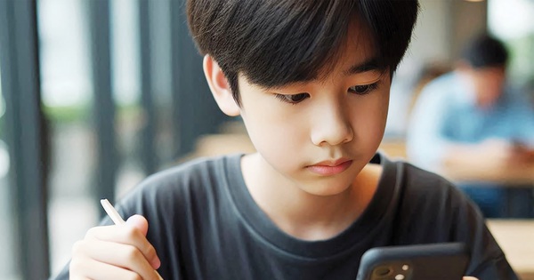 5 tác hại của việc vừa ăn, vừa lướt mạng