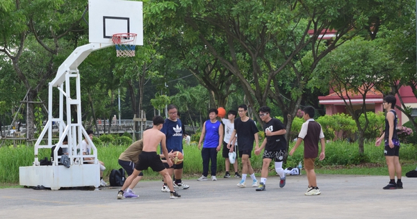 Giới trẻ TP.HCM thích thú thể dục công viên