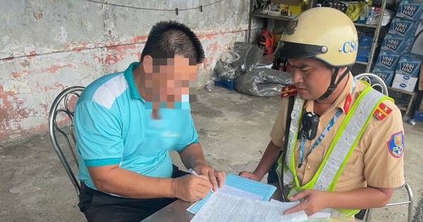 View - Police step up pre-Tet checks at Ho Chi Minh City bus terminal, find ride-hailing taxi driver with alcohol