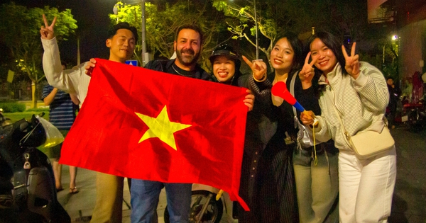 View - Crowds, including foreign tourists, flood Da Nang streets after Vietnam U23 win over S. Korea