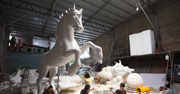 Gallery - Giant horse sculptures take shape for Ho Chi Minh City’s Nguyen Hue Flower Street 2026