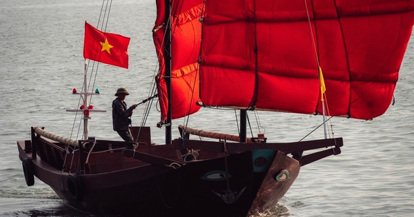 Traditional junks return to Vietnam&rsquo;s Ha Long Bay, stir memories, tourism hopes