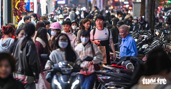Hanoi fashion streets packed with Tet shoppers