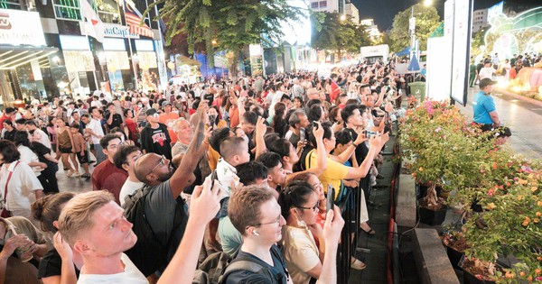 Gallery - Ho Chi Minh City flower street debuts first night edition at Tet 2026 opening