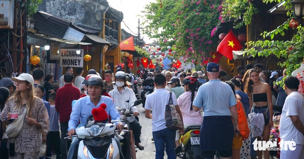 Crowds flood Hoi An ancient town on Lunar New Year&rsquo;s Day