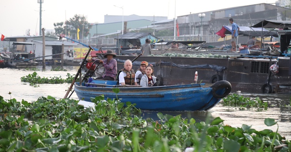 Are business and management practices &lsquo;sinking&rsquo; Cai Rang Floating Market in Vietnam?