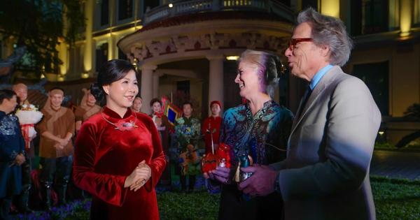 Gallery - Vietnam, UK dignitaries attend cultural visit at Hanoi art museum