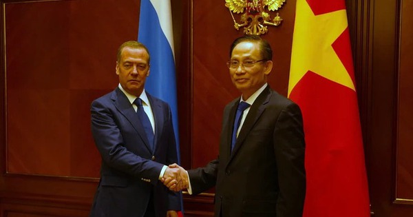 Vietnam special envoy meets leaders of Russia&rsquo;s major parties