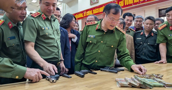 Vietnam police arrest 2 suspects in armed bank robbery