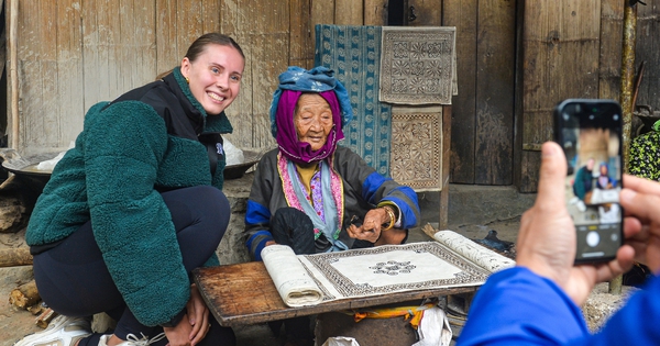 Gallery - Elderly Vietnamese artisan wins hearts online with simple ‘hello’