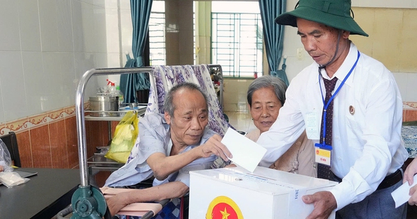 Gallery - War veterans at Ho Chi Minh City care center vote in Vietnam elections