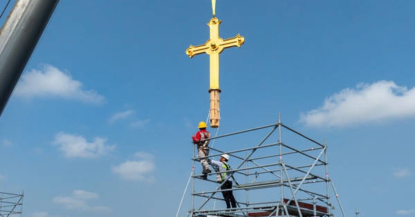 Gallery - Gold-plated crosses return to Notre-Dame Cathedral towers in Ho Chi Minh City
