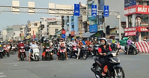Just 30 seconds at a red light, why the honking and inching forward, Vietnamese drivers?