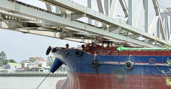 Gallery - Train services halted as barge collision damages bridge in southern Vietnam