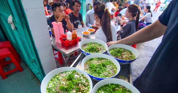 Vietnamese spend more on eating out as costs rise: report