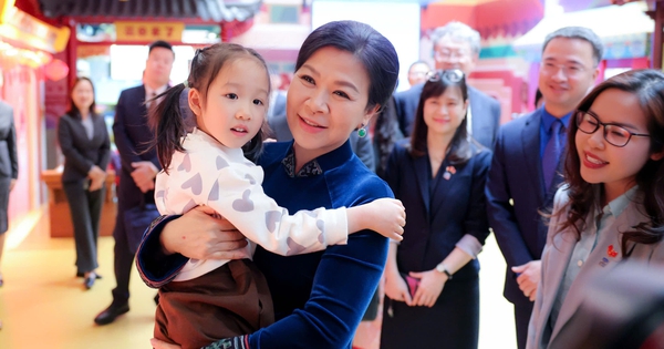 Gallery - Vietnamese Party chief’s spouse visits youth center in Beijing, highlights child education, exchanges