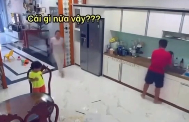 Bố đổ lỗi cho con trai khi lỡ tay làm vỡ tô