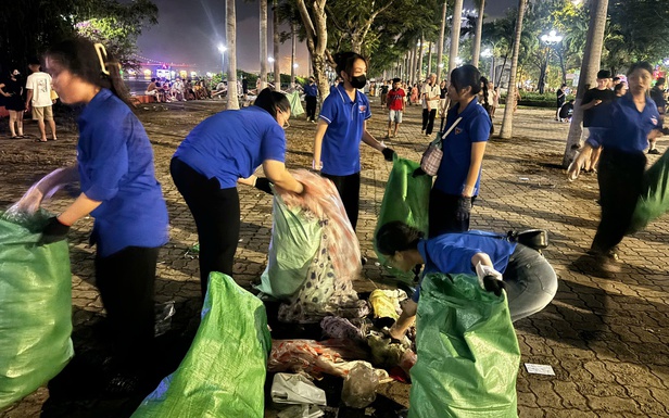 Lượng rác giảm, người nhặt rác tăng sau đêm khai mạc lễ hội pháo hoa