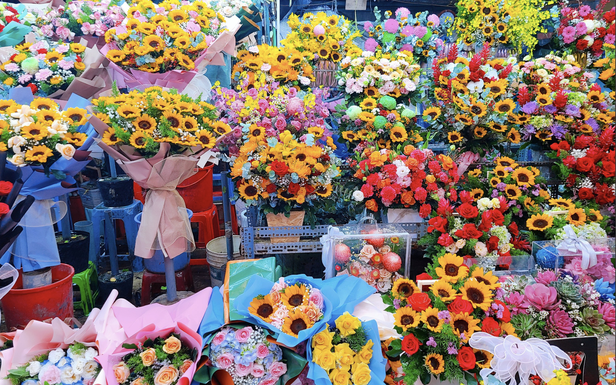 'Vùng xám' phía sau những bó hoa rực rỡ