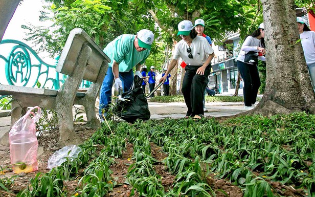 Hồ Tây đang chịu nhiều áp lực từ đô thị hóa