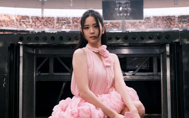 Jisoo (BLACKPINK) nói về dự án âm nhạc; Moon Ga Young có phim điện ảnh