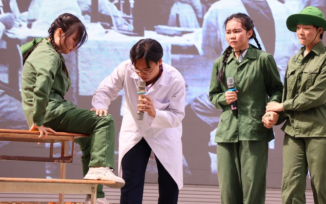 Hóa thân thành nhân vật trong trang sách, học trò Trường THPT Thủ Đức khai phá đam mê