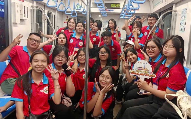 Chiến sĩ Hoa phượng đỏ đi Metro, tìm hiểu lịch sử
