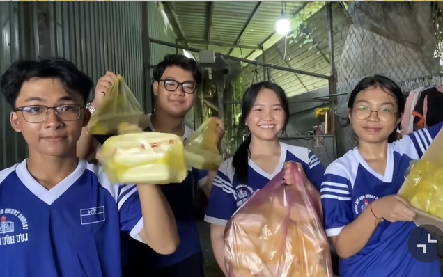 Nhóm học sinh Trường THPT Lưu Hữu Phước được tuyên dương vì hành động đẹp dịp lễ 2-9