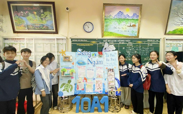 Tờ báo tường gây sốt mạng xã hội của học sinh Trường THPT Ứng Hòa B (Hà Nội)