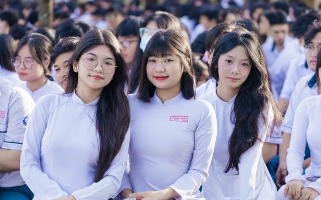 Thầy trò Trường THPT Lê Minh Xuân sẻ chia với đồng bào bão, lũ qua "Nét vẽ lịch sử"