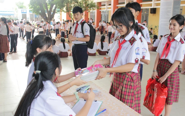 Học trò Trường THCS Tân Quý Tây cùng đóng góp Nụ cười hồng