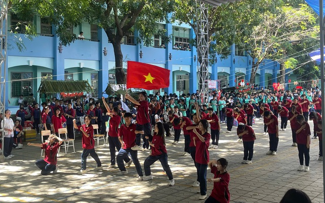 Học trò Quang Trung rộn ràng chào mừng 36 năm ngày thành lập trường