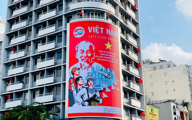 TP.HCM rực rỡ với pano, poster mừng đại lễ 30-4